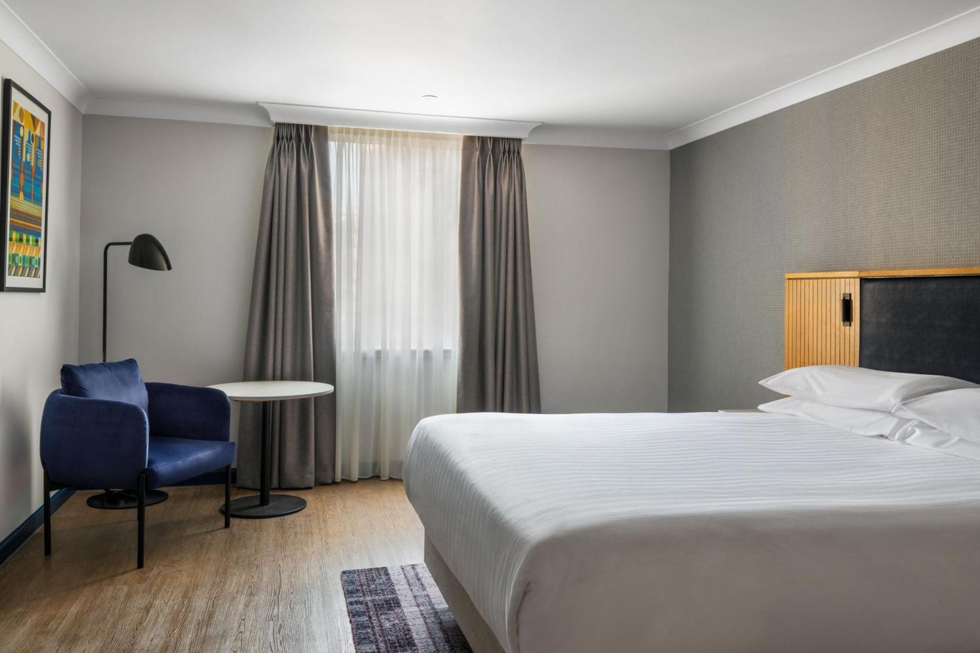 Отель Marriott Holyrood